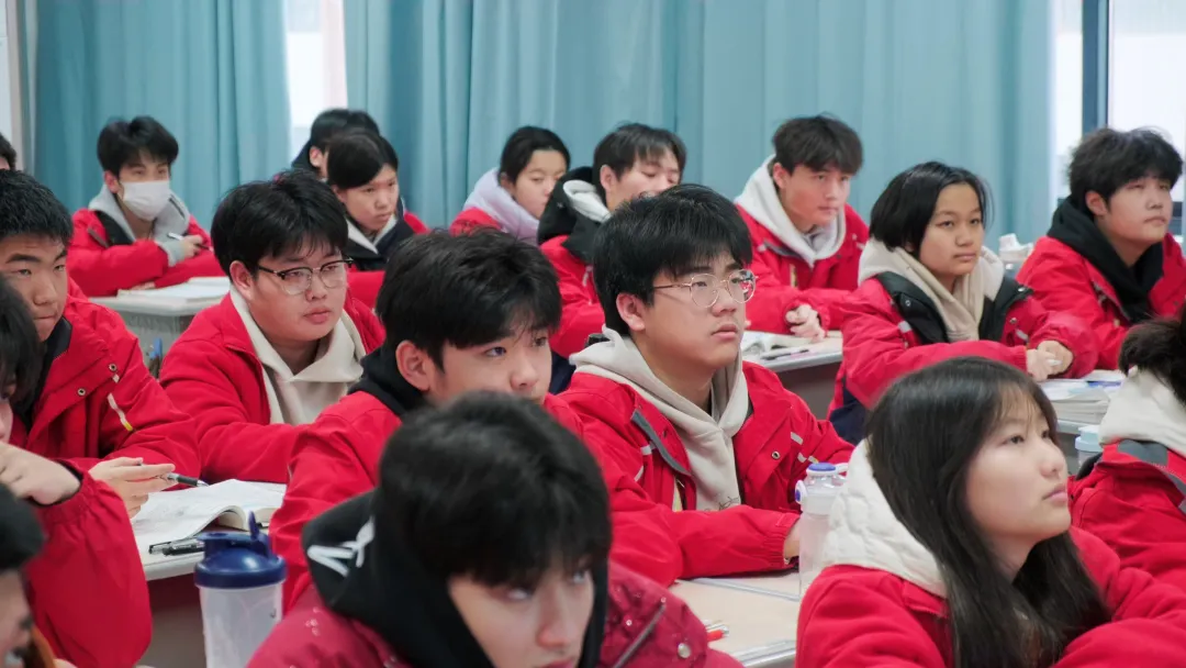 AI教学实景与学生课堂互动