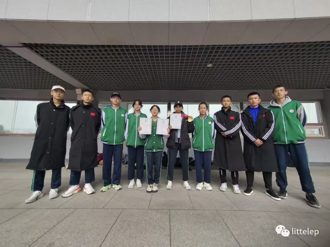 学生们在课间进行户外活动放松