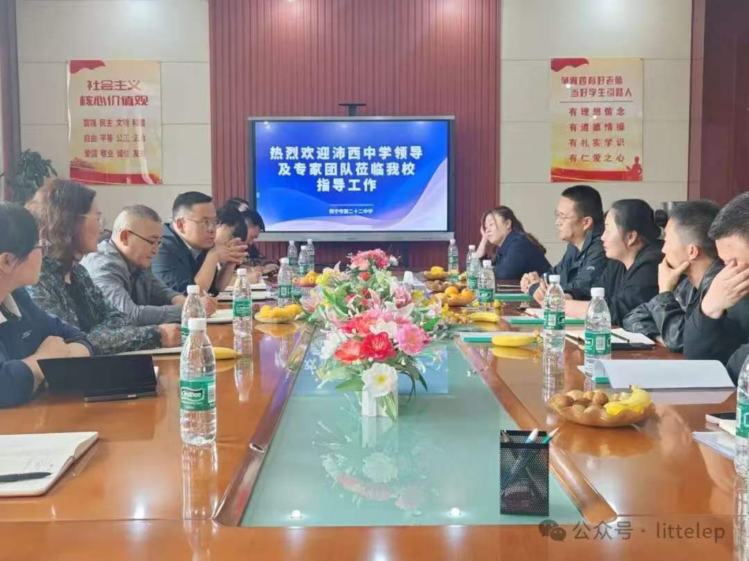 学生课堂积极互动场景